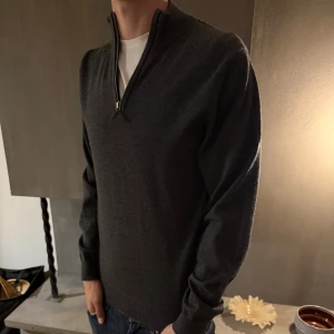 Stenströms zip  - Riktigt fet Stenströms zip i grå färg.                                                    Skick: 10/10.  Storlek: S.   Skriv för fler frågor eller funderingar🙌