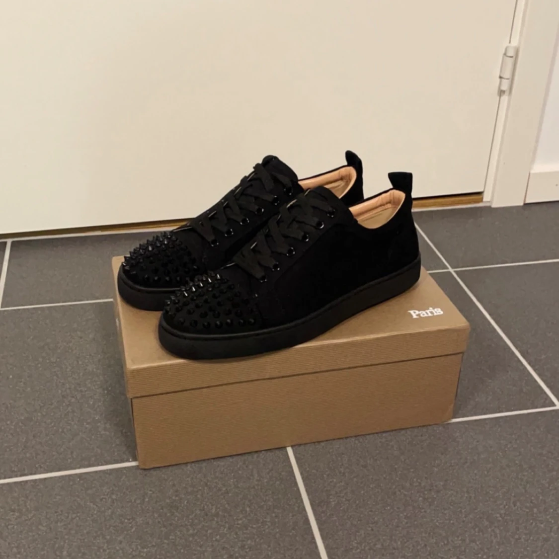 Christian Louboutin svarta sneakers med nitar