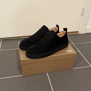 Christian Louboutin svarta sneakers med nitar - Helt nya svarta loubs, perfekt stil för mörka vintern som kommer