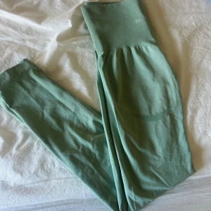 Nvgtn tights  - Gröna träningtights storlek xs