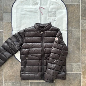 Moncler Acorus - Moncler Acorus i nyskick. Dustbag och finns kvar🥂. Den perfekta höstjackan för de som värdesätter stil och komfort.