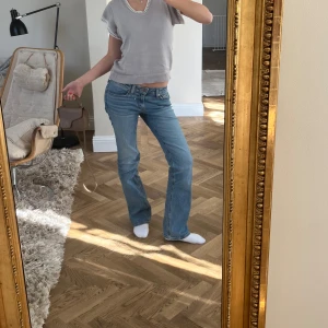 Levis 501 ljusblå jeans bootcut - Säljer ett par klassiska Levis 501 jeans i ljusblå tvätt. Modellen har låg midja och bootcut-ben, vilket ger en snygg retrovibe. Jeansen är i jeansmaterial och har fem fickor samt Levis-logga bak på linningen. As bra skick då jag knappt använt de! Jag är 173 och bär storlek S men passar även 160+