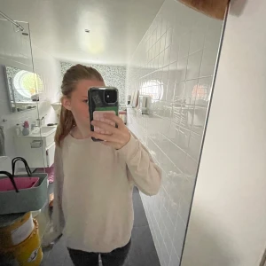 Ljuslila sweatshirt - Kan eventuellt gå ner i pris!! Fin ljuslila tröja från hm i storlek m men passar som oversized på mig som brukar ha xs