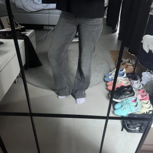 Grå bootcut/vida jeans - Säljer ett par grå jeans med bootcut/vid-modell. Skitsnygga och oanvända tyvärr utan lapp. Säljer då dem va lite små för mig