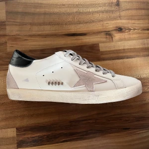 Golden Goose Super-Star sneakers vit/svart - Intressekoll på skorna, storlek 44, ge gärna prisförslag