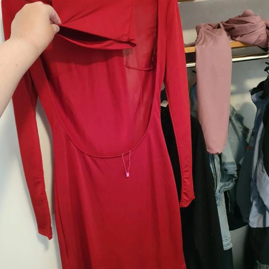 Röd långärmad klänning med öppen rygg strl: XS - 1