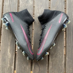 Nike Mercurial superfly 5 - Nike mercurial superfly 5 pitch dark pack. Skorna är i väldigt bra skick. Skriv gärna om ni undrar någonting!