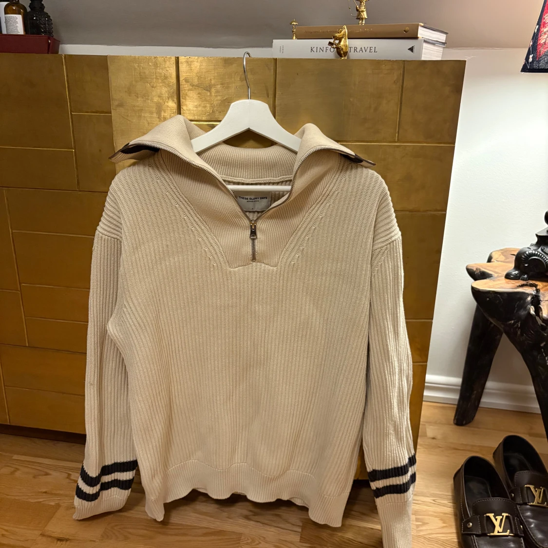 Beige stickad tröja med dragkedja