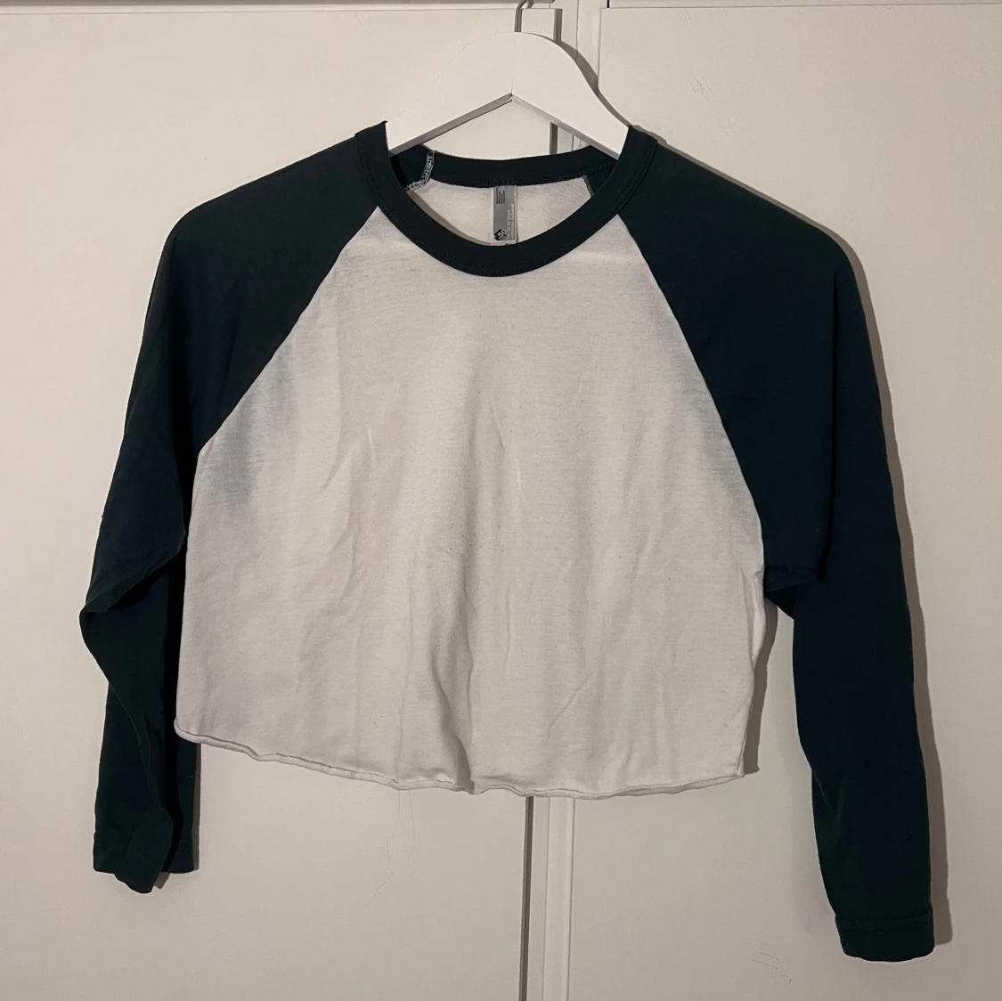 Vit och mörkgrön trekvarts tröja