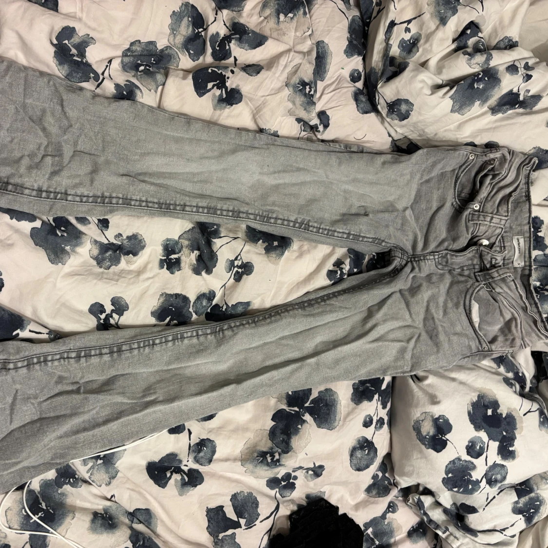 Grå jeans med fickdetaljer