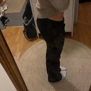 low waist jeans - svarta low waist jeans med innebenslängd 79 och midjemått 68