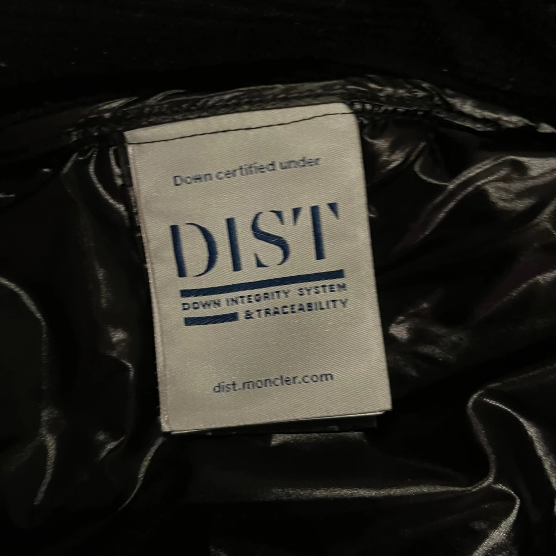 Svart quiltad pufferjacka från Moncler - 4
