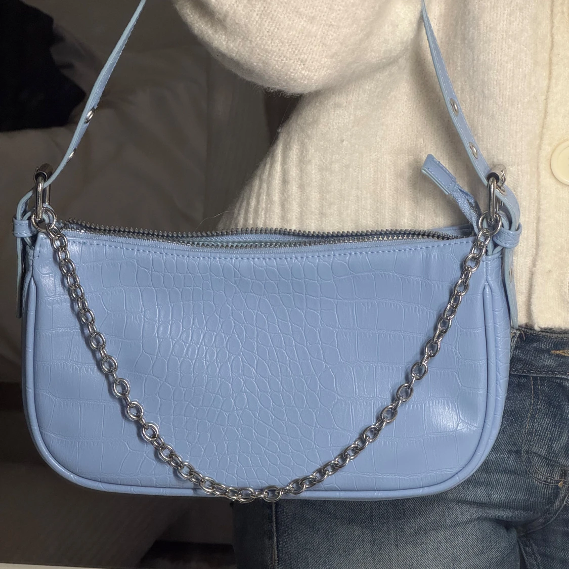 Blå axelväska med kedja 