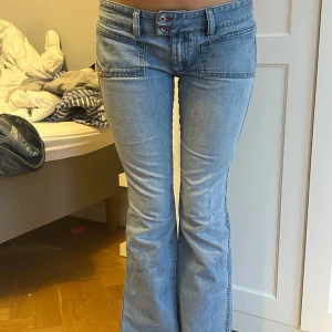 Ljusblå bootcut jeans från Diesel - 40 cm midjemått och 80 cm innerbenslängd 💞har små i storlek så skulle säga att det passar mer som S/36