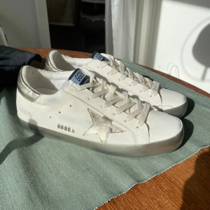Golden Goose vit och guld - Golden Goose sneakers vita med guld detaljer, små i storleken så passar 38/39, dust bag ingår, pris kan disskuteras