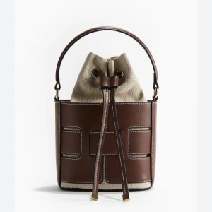 H&M Brun och beige bucketväska - Slutsåld H&M bucketväska med crossbodyrem 🤎 Ser ut som ny, använd typ tre gånger