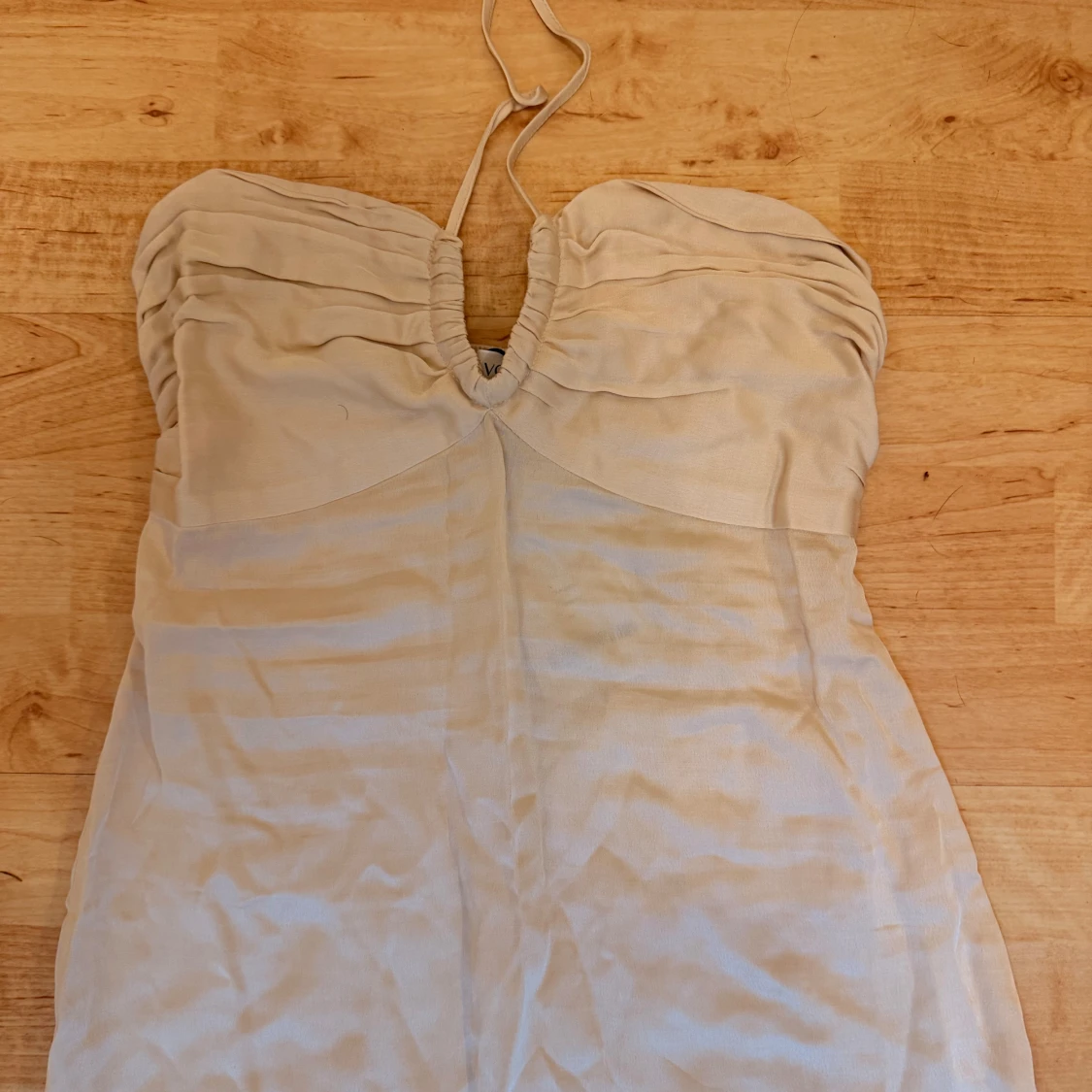 Krämfärgad långklänning från Àvora - 1