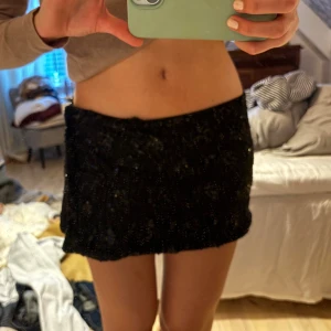 Paljett glittrig kjol - Mini kjol med glitter och paljetter i svart, passar xs. Ganska kort modell, jag hade shorts under bör jag använde den. 