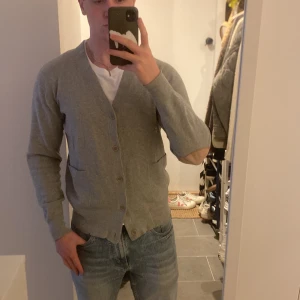 Cardigan från COS - Helt ny cardigan från COS. Nypris 2000kr. Säljer den för att den inte passade mig.  Inga defekter. 