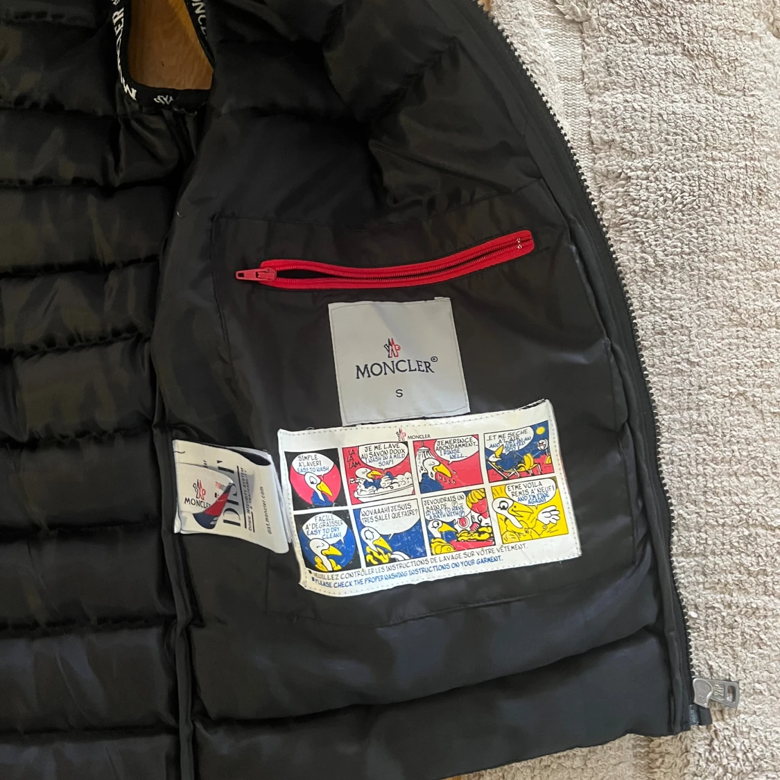 Svart väst från Moncler med luva  - 2