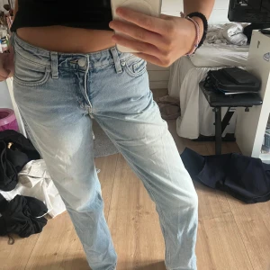 Arrow low straight jeans  - Jätte fina jeans från weekday i 24/30 i storlek som tyvärr har blivit för små priser kommer vara 250kr och köpte dom för 649kr💕