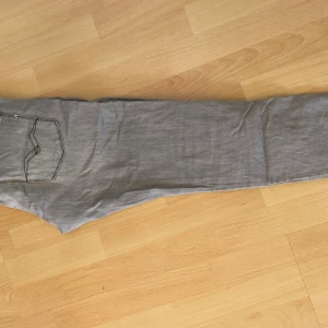 Replay Anbass - Säljer nu ett par riktigt feta Replay Anbass! Storlek w32 L32, Perfekta nu till hösten! Nypris 1500kr mitt pris 500kr‼️