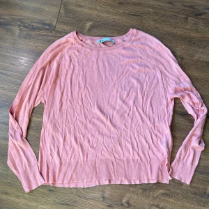Ljusrosa stickad tröja från ZARA - Tunna tröja med slits på sidorna.   Fint skick i övrigt, men har någon liten dragen tråd och pyttelitet hål (syns knappt vid användning). Se sista bilderna.   50% viskos, 50% akryl