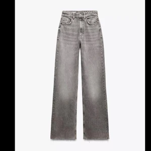 Paket pris 2 st jeans  - Två super fina jeans från Zara ett par gråa i storlek 36 och ett par mörkblå också i storlek 36 du får båda jeansen för 500kr