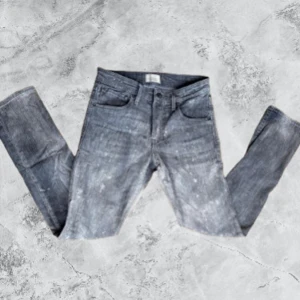 Jack and jones - Sköna jack and jones jeans. Dem har en najs hemmagjord tvätt med extra detaljer. Dem sitter straight/slim