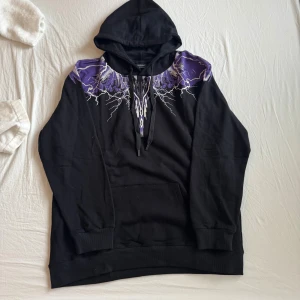 Svart hoodie Marcelo Burlon med blixtmotiv - Säljer en Svart hoodie från Marcelo Burlon, för ett bra pris. Är för stor så vill få den såld för en bra peng🔥