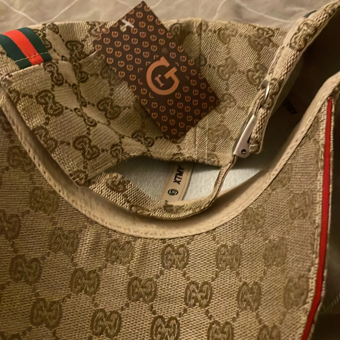 Beige keps med GG-mönster och ränder - 2