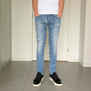 Dondup George Jeans  - Säljer nu dessa Dondup George Jeans med snygga slitningar i populär design, skriv för fler bilder/frågor🙌🏼