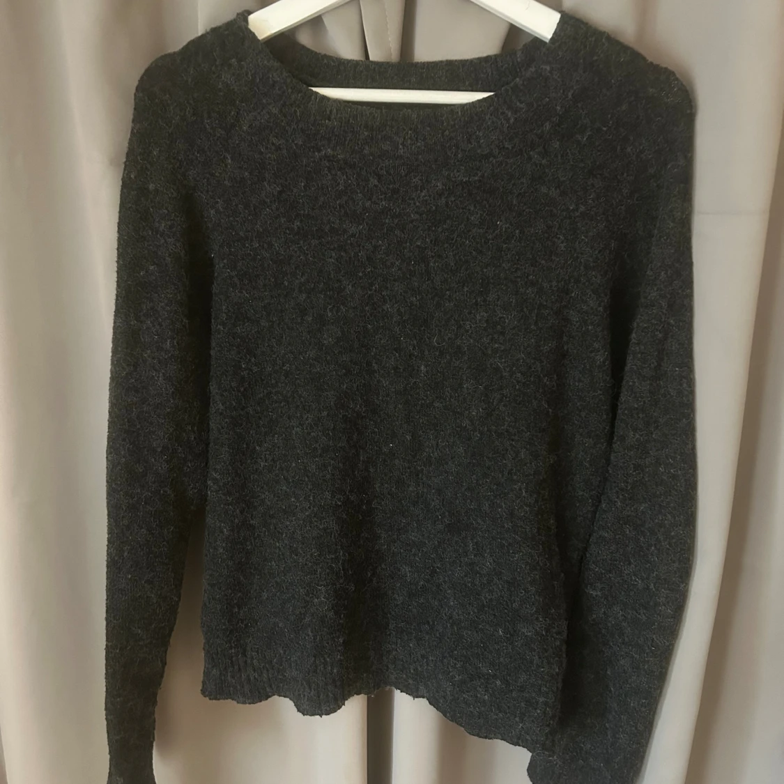 Mörkgrå stickad tröja - 1