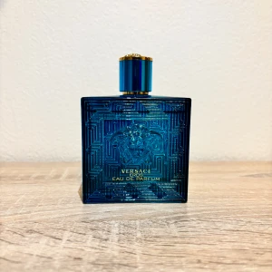 Versace Eros Eau de Parfum - Versace Eros Eau de Parfum i en snygg blå flaska med guldiga detaljer. Perfekt för dig som vill sticka ut och addera en lyxig touch till din stil.