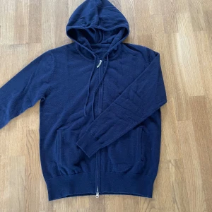 Kashmir zip hoodie - Sjukt snygg kashmir zip hoodie i en mörkblå färg🌟 Storlek  M. Endast testad, aldrig använd! Hör av dig vid intresse eller minsta fundering🙏