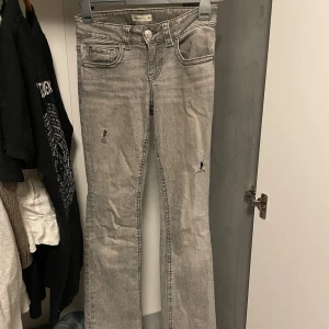 Gina tricot jeans - Gina gråa jeans som jag har klippt för att de ska vara lite mer style, de e sjukt snygga men d har tyvärr blivit för små😔skriv om ni e intresserade. Storlek S/36