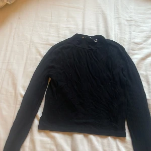 Svart ribbad långärmad tröja XS - Svart långärmad tröja från 157 i storlek XS. Tröjan är ribbad och har en lite högre hals, vilket ger en clean och stilren look. Perfekt att matcha med jeans eller kjol för en enkel men snygg outfit. Pris kan diskuteras 