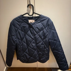 Höstjacka - Säljer en jättefin marinblå jacka från Nelly💞 aldrig använd!