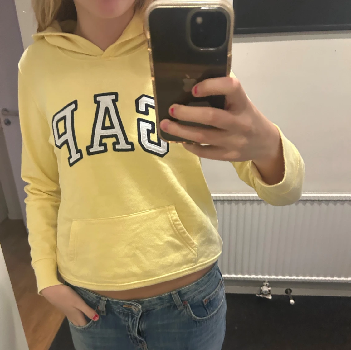 Gul hoodie från GAP med huva