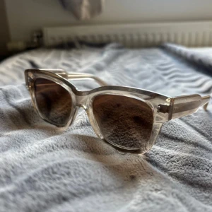 Beige transparenta solglasögon CHIMI - Snygga solglasögon från CHIMI med transparent beige båge och bruna tonade glas. 