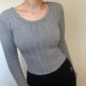 Tröja - Super fin tröja i storlek S! Bra skick. Köparen står för frakten men kan även mötas upp i Uppsala, Knivsta eller Sigtuna. Tveka inte att fråga mig om något! 🩶