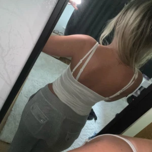 Grå mjukisbyxor Juicy Couture M - Grå mjukisbyxor från Juicy Couture i storlek M. Byxorna har snörning i midjan med silverdetaljer och stora fickor framtill. Mjukt material som är riktigt skönt och passar perfekt för chill dagar. Det saknar en metall på snöret men d är det ända som är ”fel”