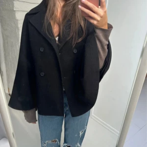 Svart poncho - jättefin jacka som tyvärr är förstor på mig! bilderna är ifrån förra ägaren så om ni vill ha bilder igen mig skriv privat❤️