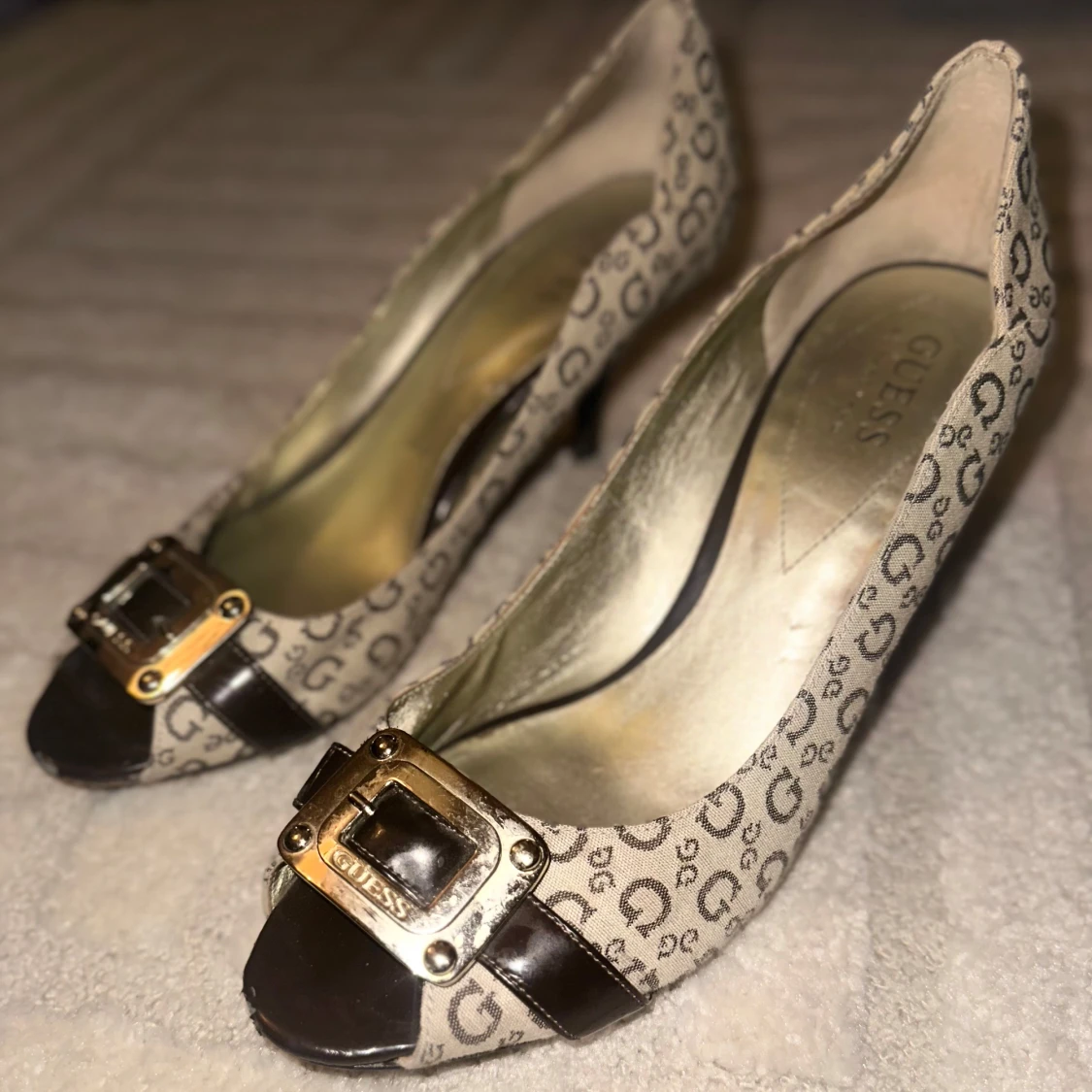 Beige pumps med guldspänne från Guess