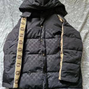 Svart Gucci pufferjacka med huva - Passar från 170cm till 175cm 