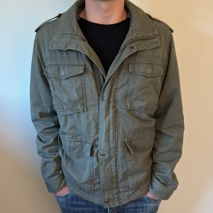 Field Jacka - - Condition: 8/10 - Color: Olive Green  - Size:  M