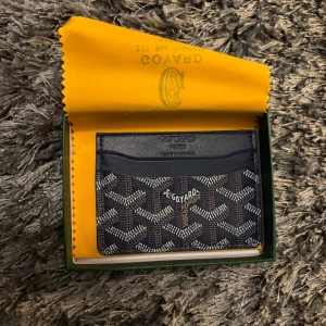 Gyard plånbok Blå med mönster - Sprillans ny kommer med allting. Fraktar samma dag.