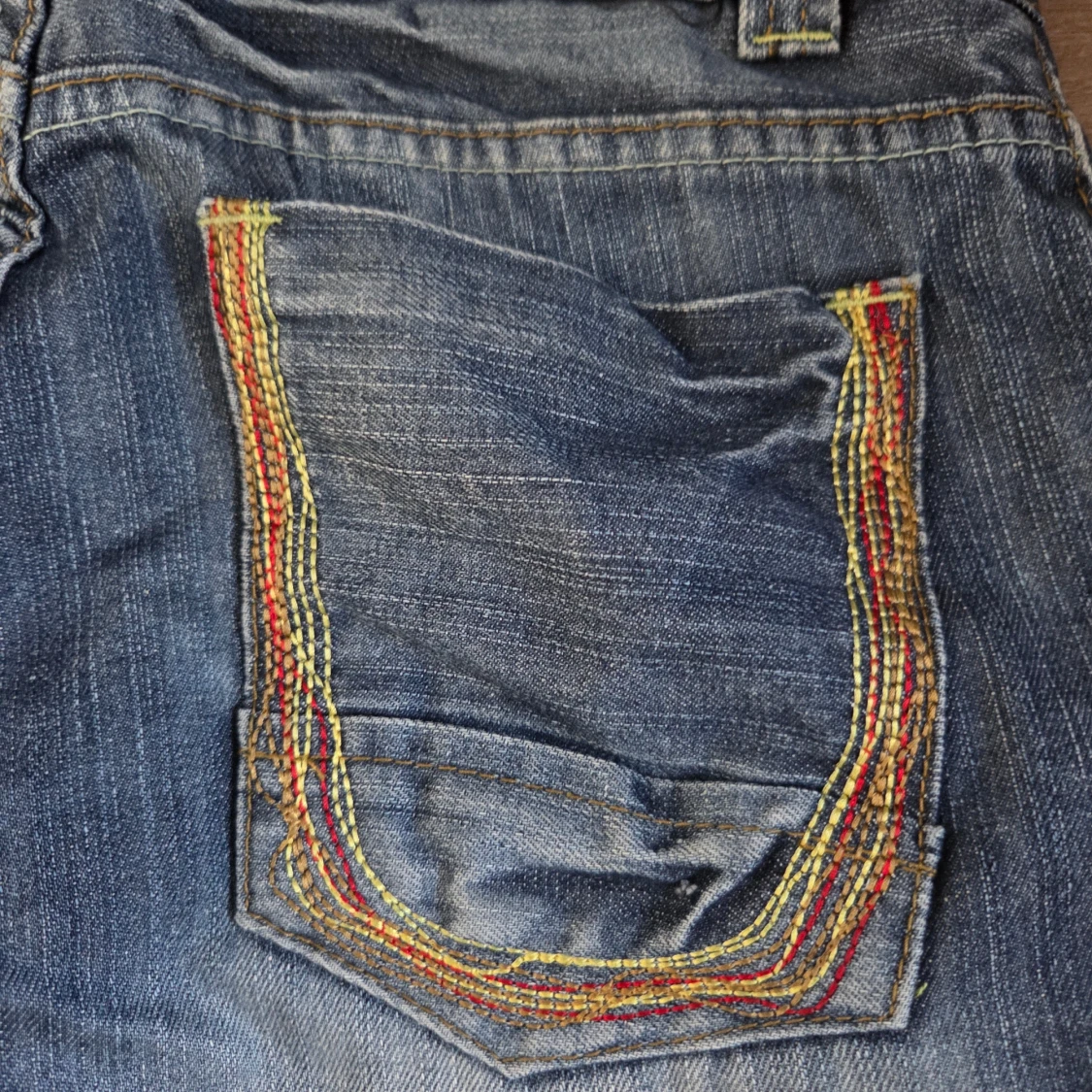 Blå jeans med färgglada detaljer - 3