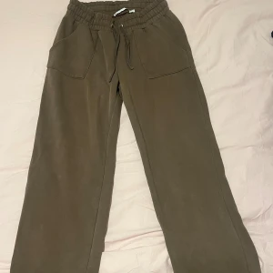 Bruna mjukisbyxor  - Storlek M, bra skick 