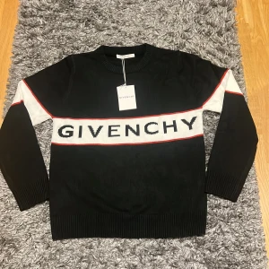 Svart Givenchy tröja  - Jättebra kvalitet, pris kan diskuteras 